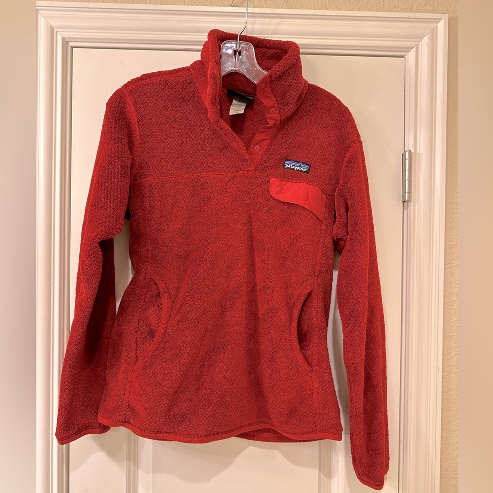 Reddish / maroon Patagonia pullover.  Kangaroo pocket.   Ladies Size Medium.